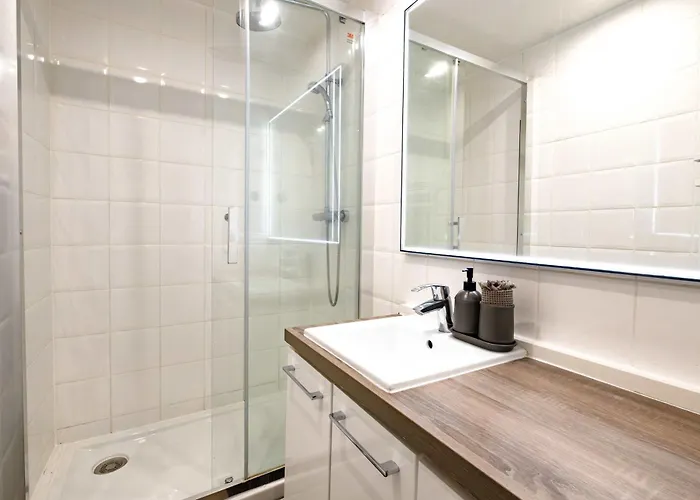 6 Guests Flat Champs Elysees 2 Bdr Apartamento París