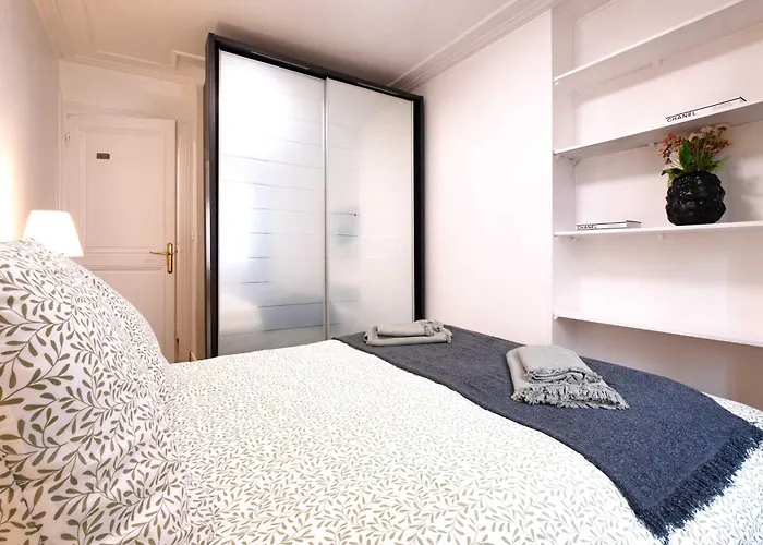 6 Guests Flat Champs Elysees 2 Bdr * Париж